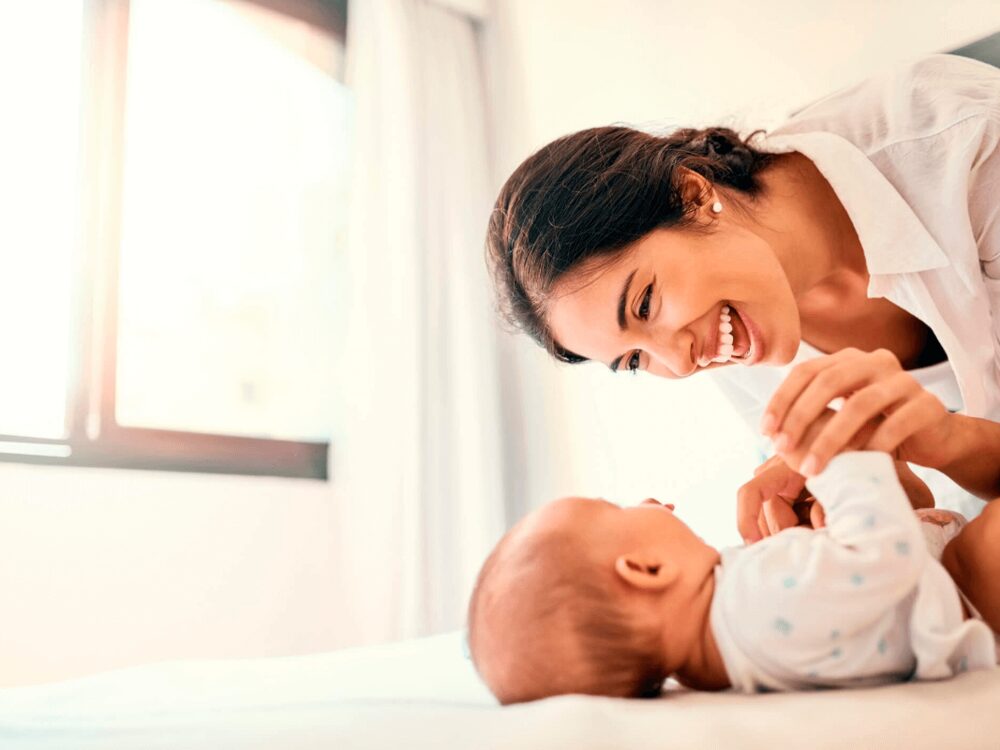 Mãe e bebê em consulta de puericultura