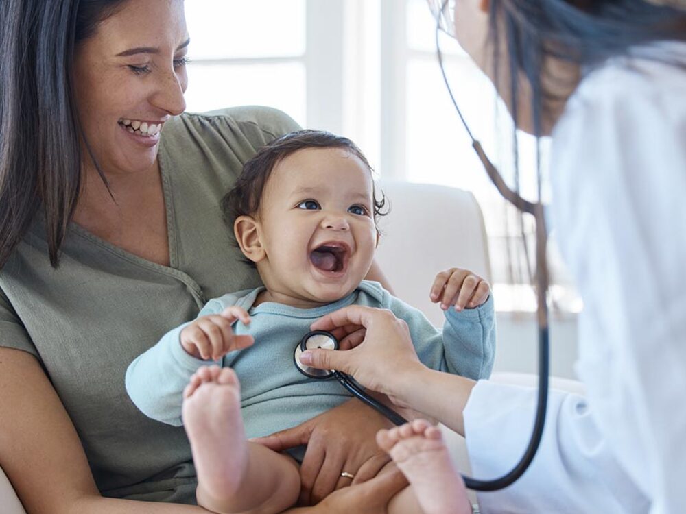 Criança em consulta médica